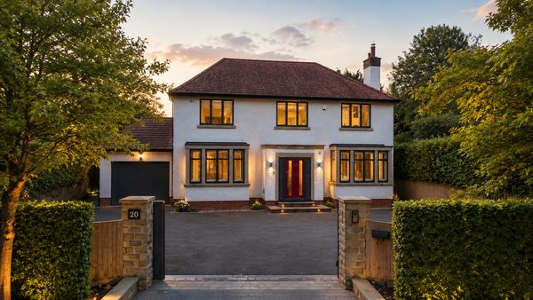 Woodlands Parkway, Timperley, WA15