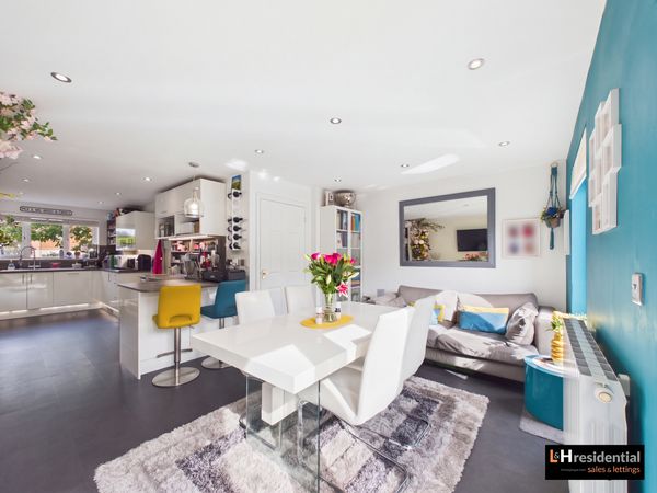 Lyndhurst Walk, Borehamwood, WD6