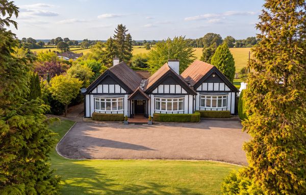 Ellesborough Road, Butlers Cross, HP17