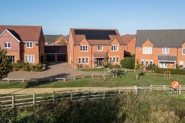 Saxon Square, Thame, OX9
