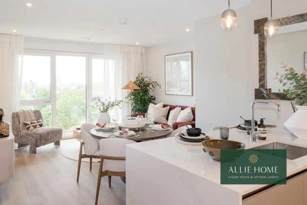 120 Bow Common Ln, London, E3